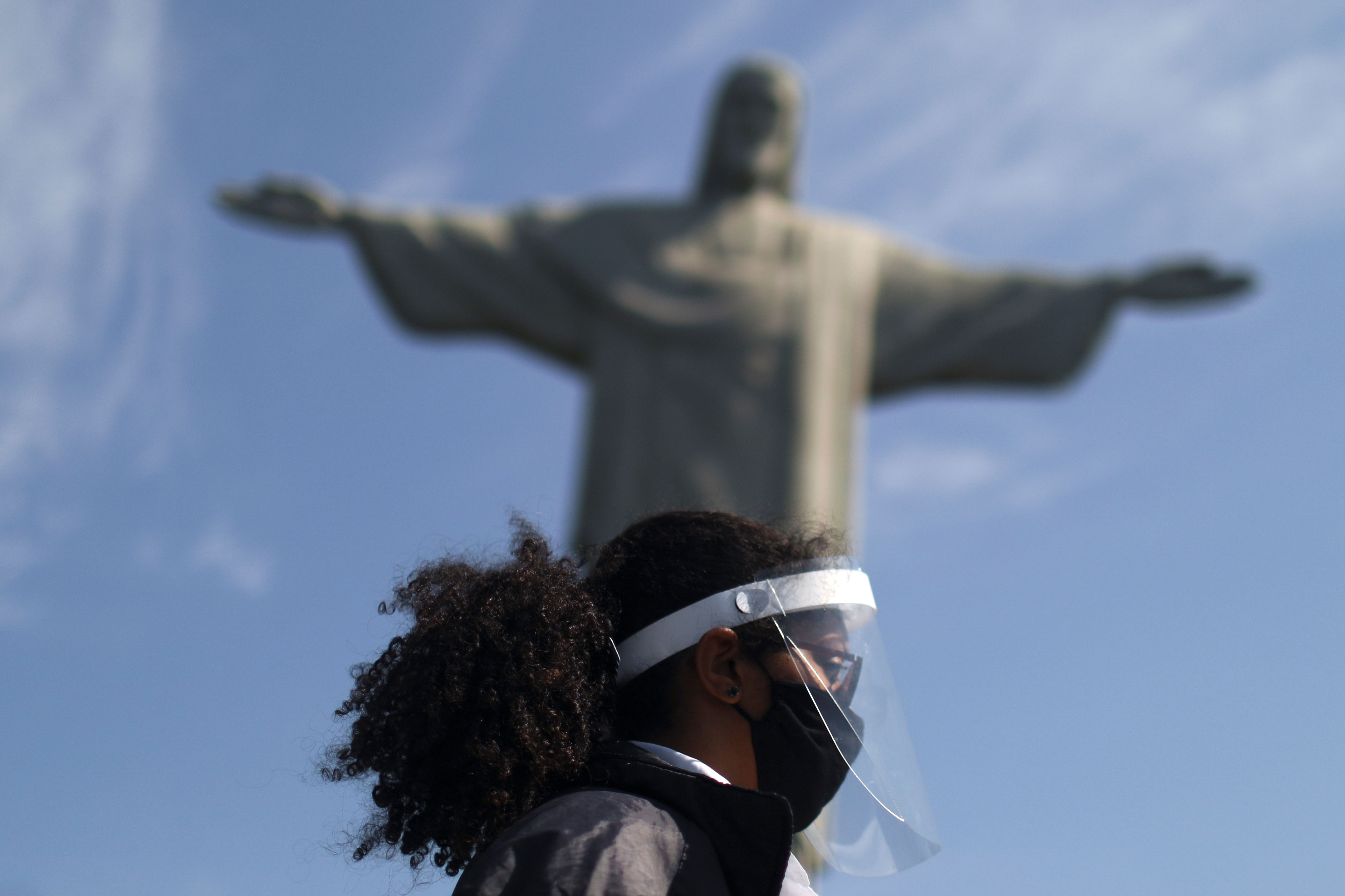 Guarda usando máscara e face shield no Cristo Redentor
