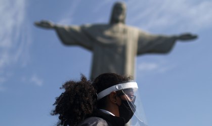 Guarda usando máscara e face shield no Cristo Redentor