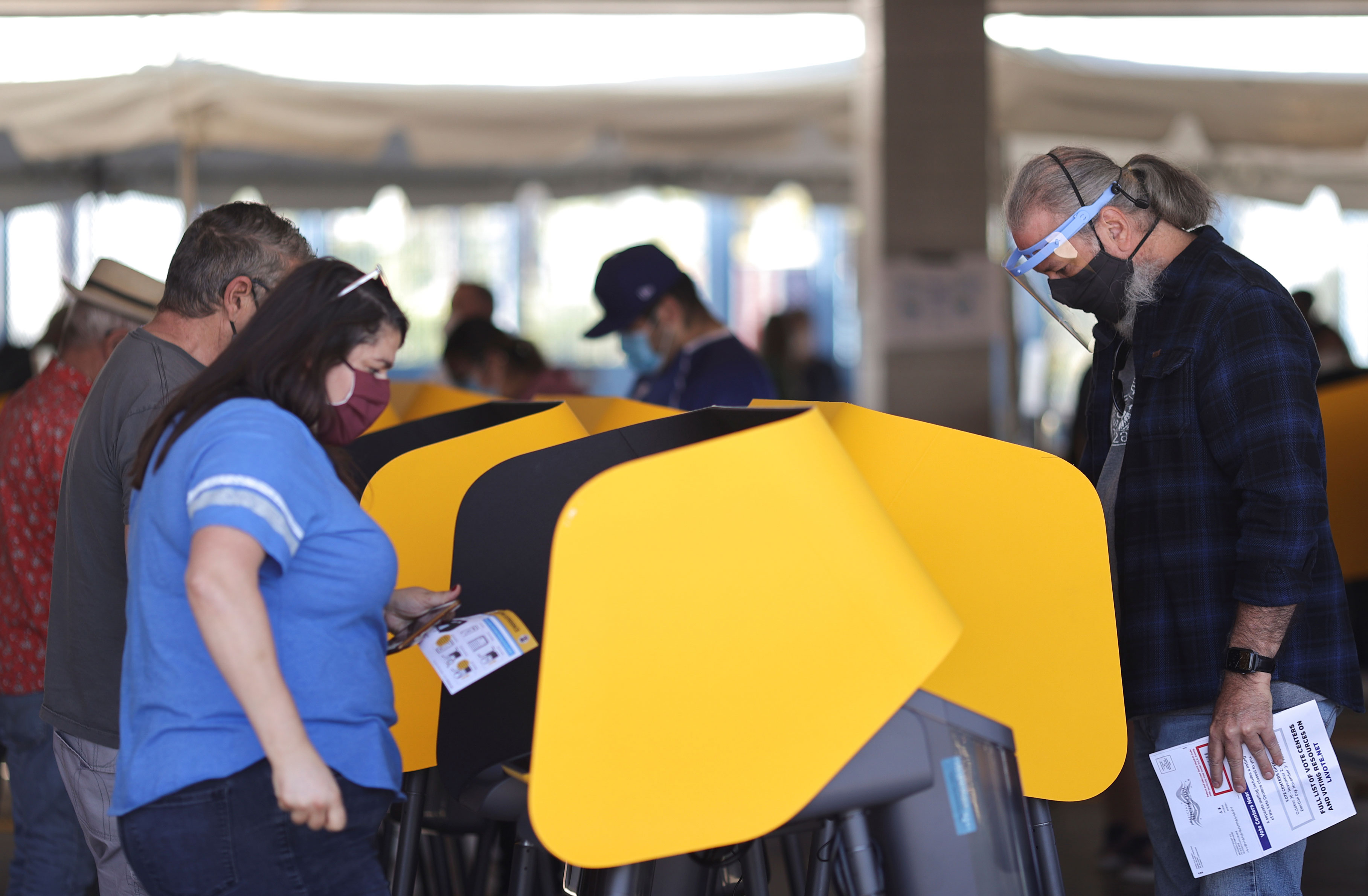 Eleitores usam máscara durante votação antecipada em Los Angeles, Estados Unidos
