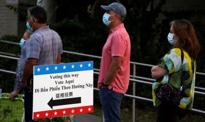 Fila de eleitores para votação antecipada em Houston, no Texas, Estados Unidos