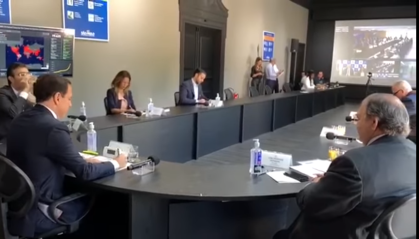 O governador de São Paulo em teleconferência com Jair Bolsonaro