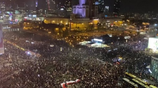 Milhares de poloneses protestam contra decisão judicial sobre aborto