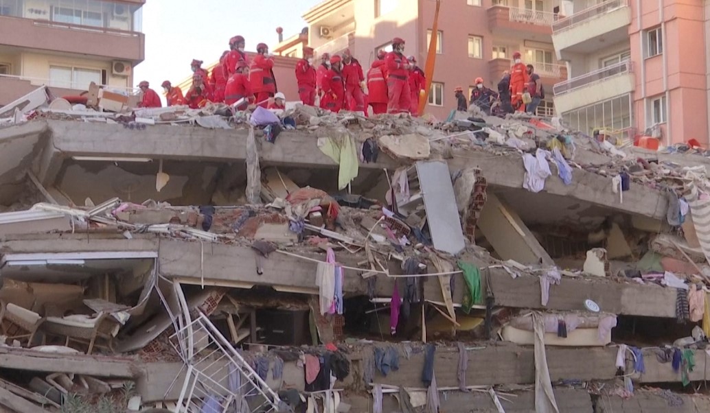 Equipes de resgate buscam sobreviventes em cenário de destruição na Turquia