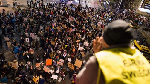 Milhares de manifestantes marcham em protesto em Varsóvia