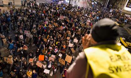 Polônia tem maiores protestos em décadas contra proibição do aborto