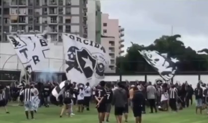 Torcedores do Botafogo invadem sede do clube e protestam contra crise do time