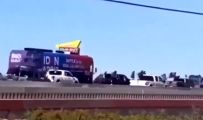 Biden cancela evento após apoiadores de Trump cercarem ônibus de campanha