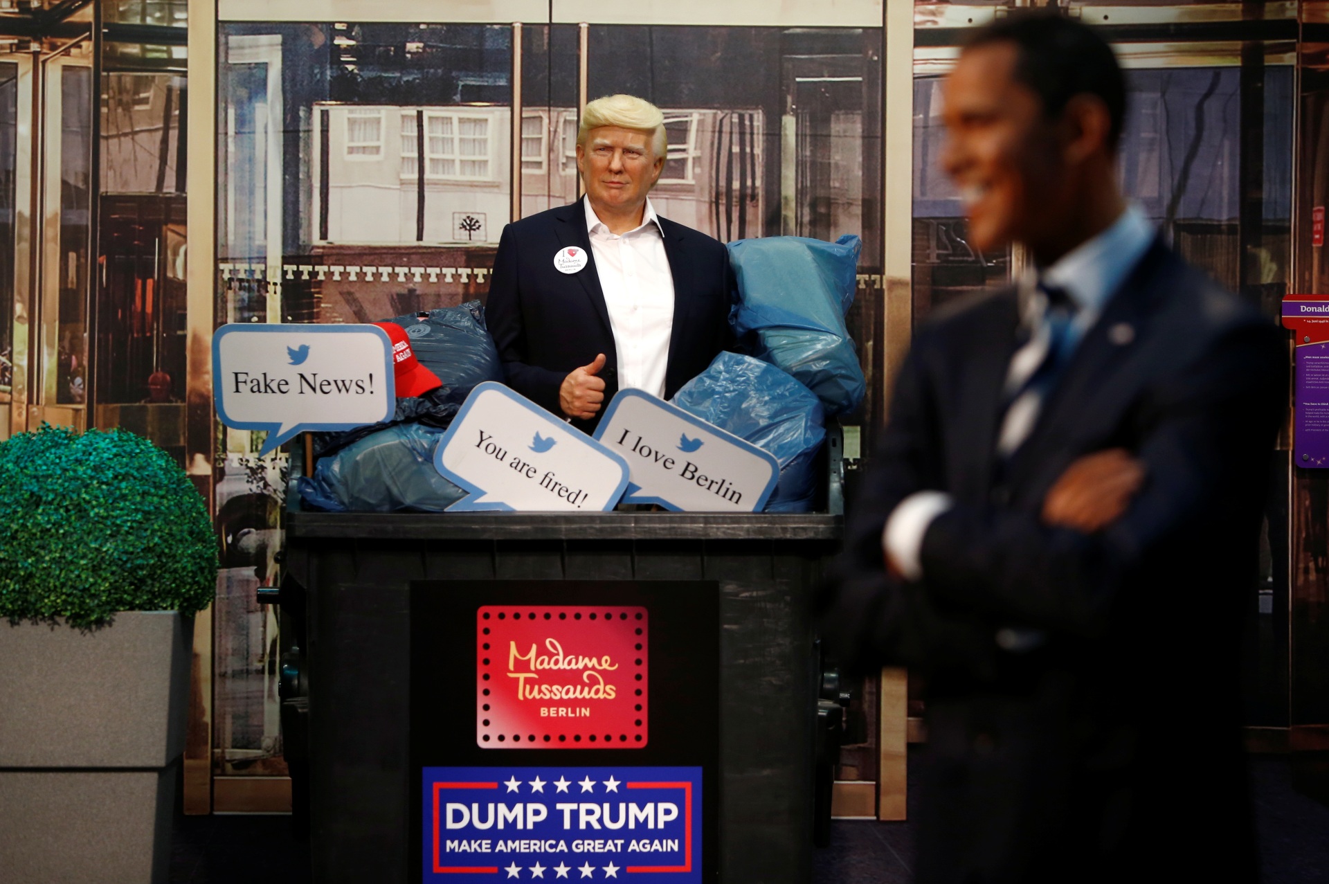 Estátua de cera de Trump dentro do lixo, ao lado de estátua de Obama, no Madame Tussaud de Berlim / Foto: Michele Tantussi - 30.out.2020 / Reuters