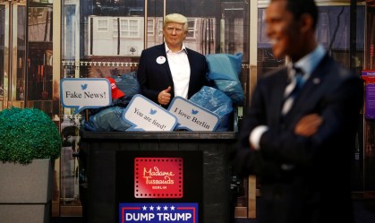 Museu Madame Tussaud de Berlim exibe Trump no lixo antes de eleição nos EUA
