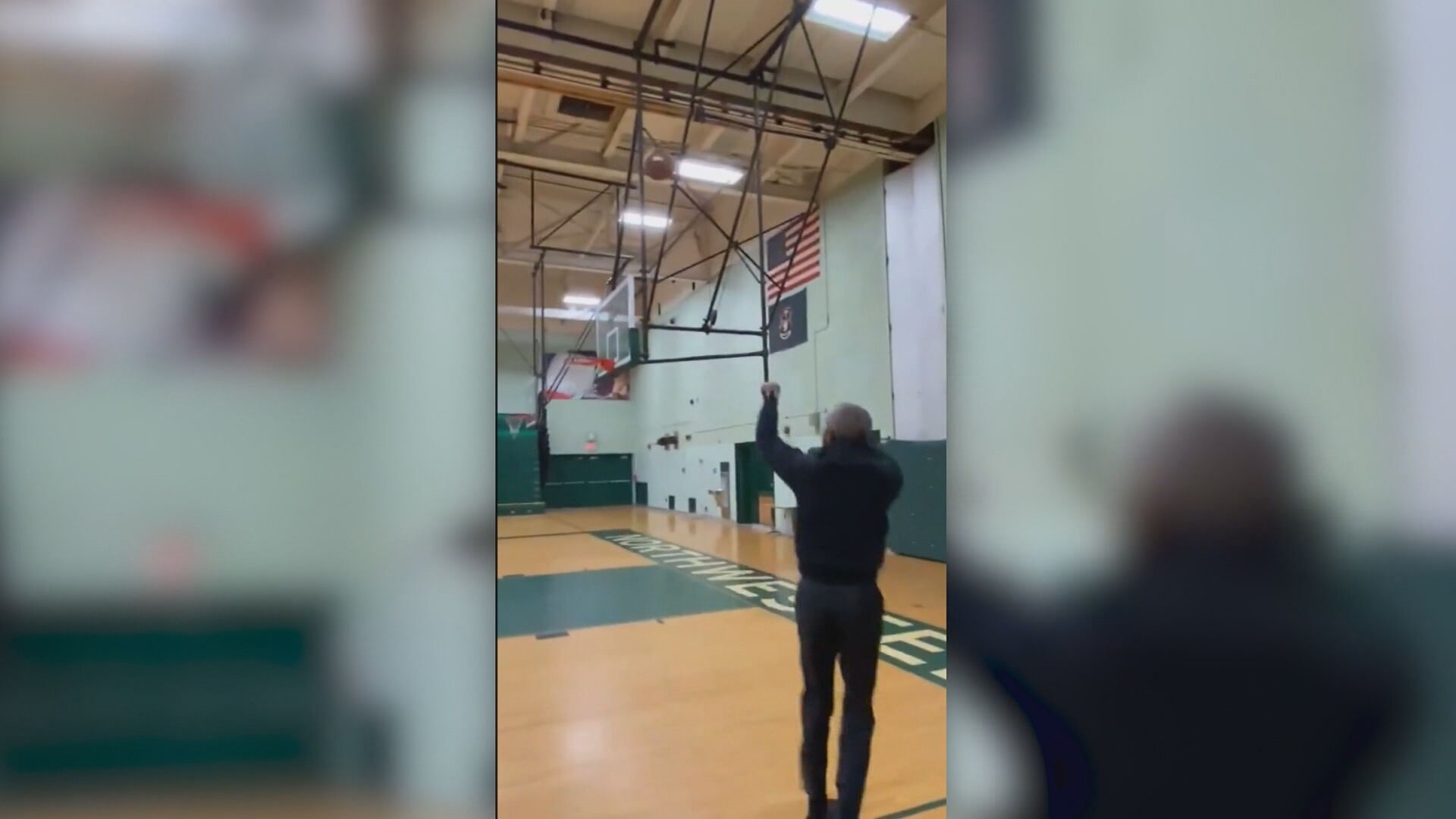 Barack Obama joga basquete durante evento eleitoral nos EUA