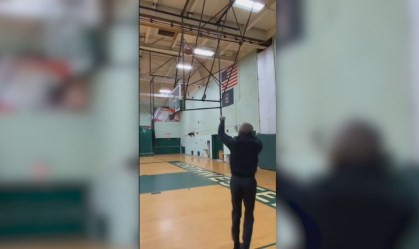 Obama acerta cesta de três enquanto faz campanha por Biden