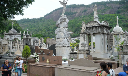 Cemitério carioca faz homenagem aos cientistas que combatem a Covid-19
