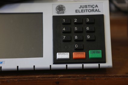 Urna eletrônica lacrada antes da eleição municipal