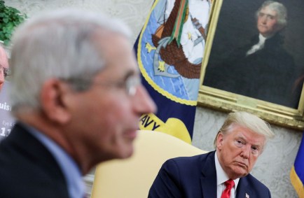 Trump observa o especialista em saúde pública Anthony Fauci durante reunião