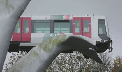 Trem é 'salvo' de queda por escultura de baleia na Holanda