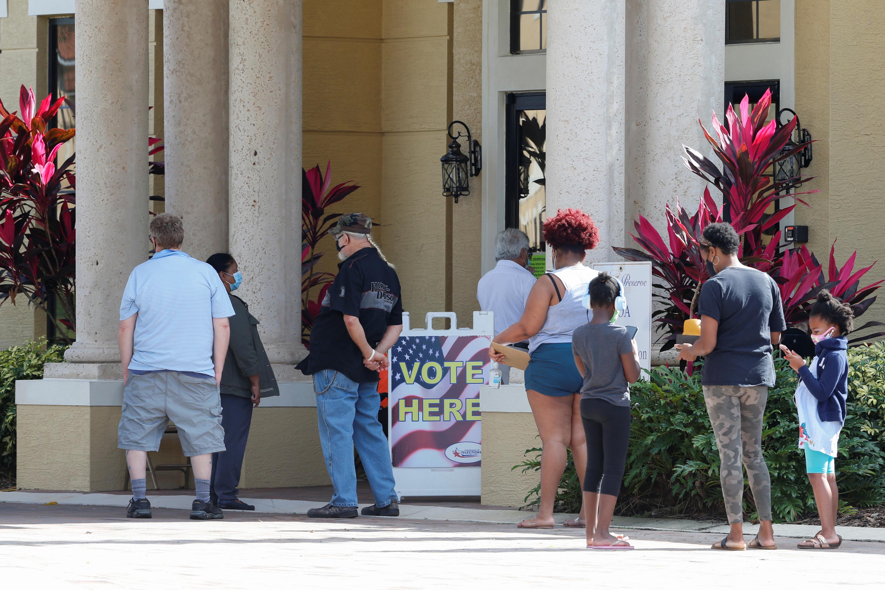 Fila de votação em Ponciana, Flórida, nos Estados Unidos