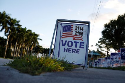 Placa sinaliza local de votação em Palm Beach, Flórida, Estados Unidos