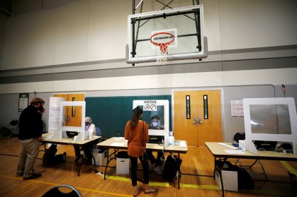 Eleitores em local de votação em Charlotte, Carolina do Norte, Estados Unidos