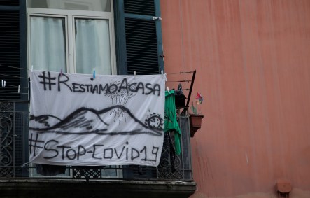 Morador de Nápoles, Itália, pede que todos fiquem em casa contra COVID-19