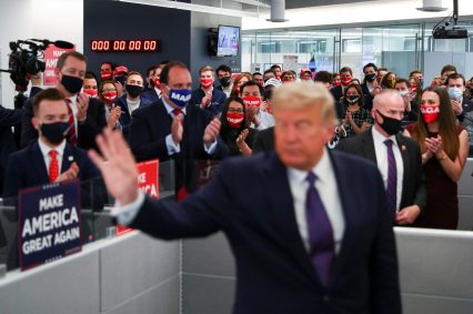 Donald Trump em escritório de campanha em Arlington