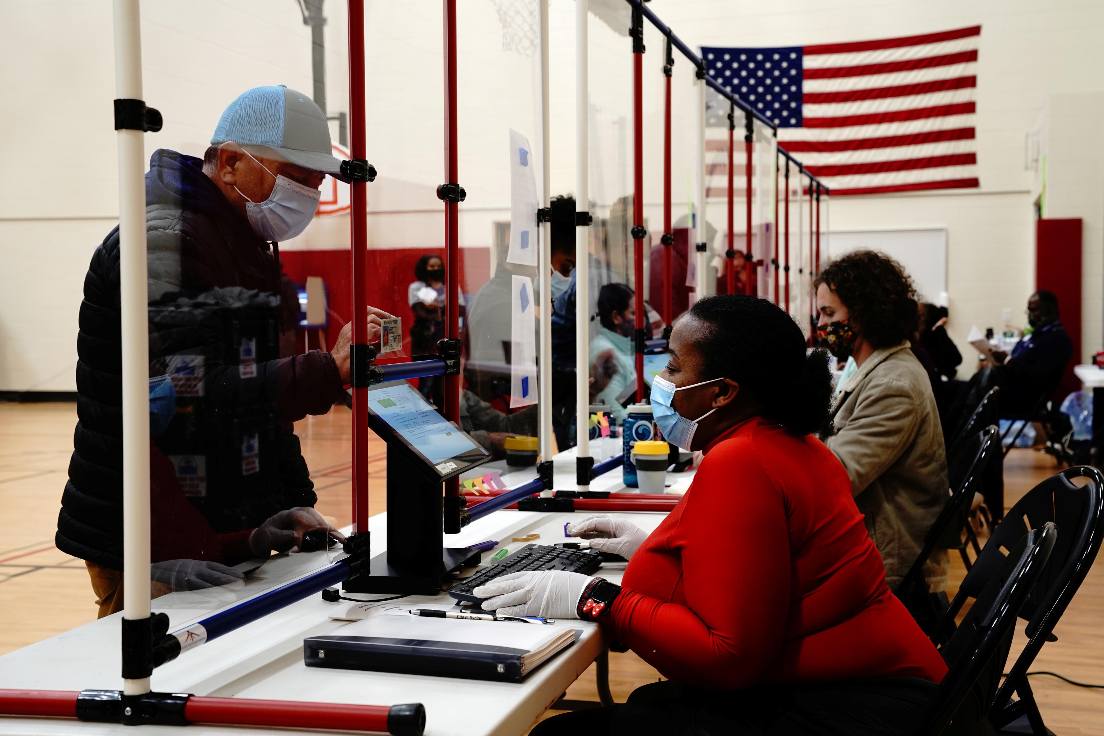 Eleitor vota em Racine, Wisconsin, nos Estados Unidos