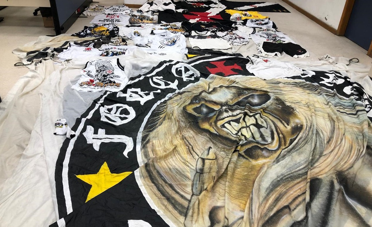 Material apreendido pela polícia em ação contra torcida organizada do Vasco