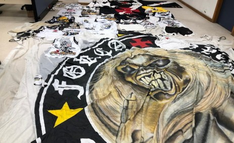 Material apreendido pela polícia em ação contra torcida organizada do Vasco