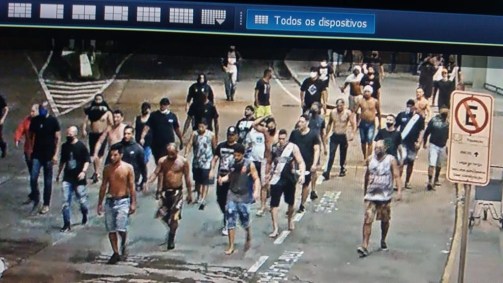 Grupo de torcedores do Vasco foi flagrado por câmeras de segurança