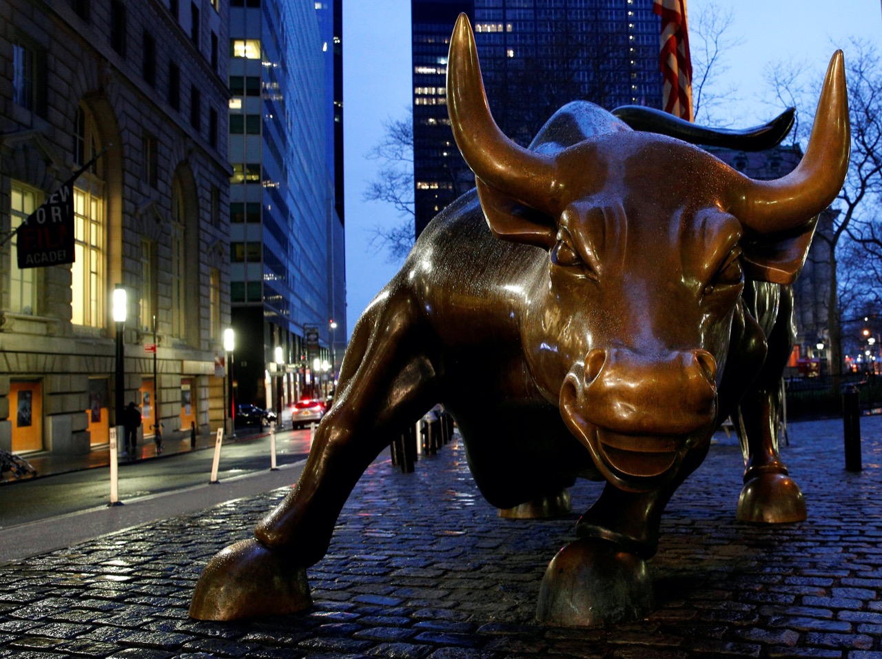 Touro de Wall Street é visto no centro financeiro de Nova York