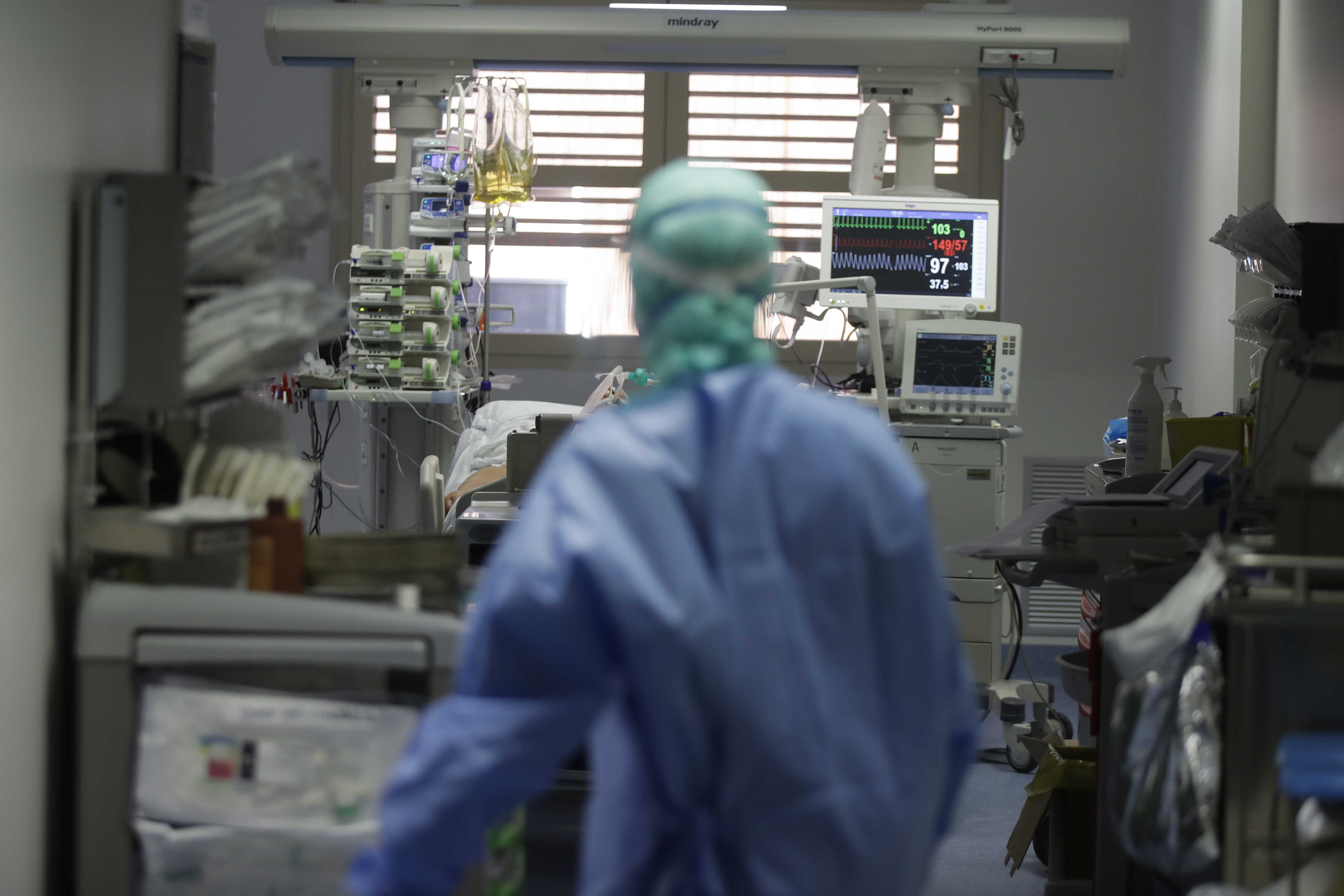 Médico acompanha paciente internado na UTI por COVID-19 em hospital de Bréscia