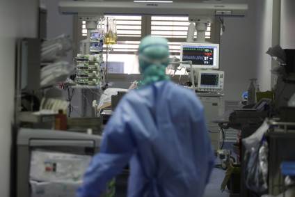 Médico acompanha paciente internado na UTI por COVID-19 em hospital de Bréscia