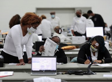 Funcionários eleitorais apuram votos das eleições norte-americanas 2020
