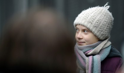 A jovem ativista Greta Thunberg durante um protesto em Bruxelas