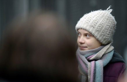 A jovem ativista Greta Thunberg durante um protesto em Bruxelas