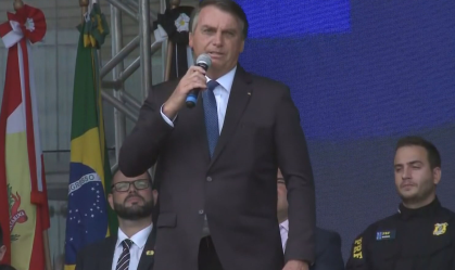'O que acontece lá fora interessa aqui dentro', diz Bolsonaro