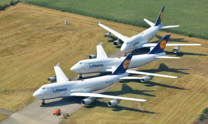 Naves Boeing 747 em aeroporto de Twente, na Holanda
