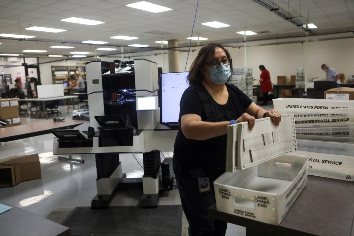 Funcionários trabalham em apuração de votos na cidade de Phoenix, Arizona • Foto: Jim Urquhart - 6.nov.2020/Reuters