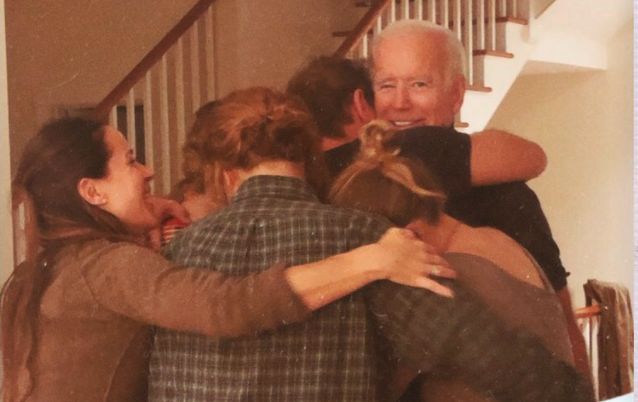 Joe Biden é abraçado pelos netos após vitória nas urnas