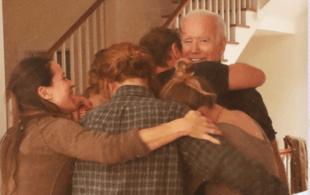 Joe Biden é abraçado pelos netos após vitória nas urnas