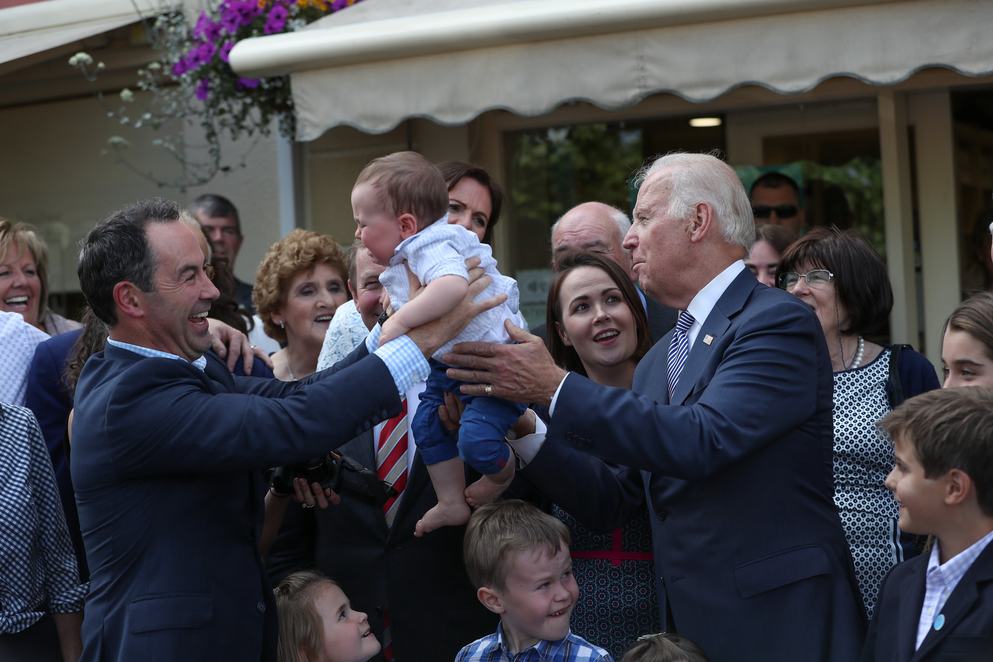 Joe Biden se encontra com parentes no Condado de Mayo durante viagem à Irlanda