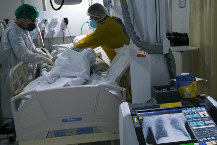 Paciente com Covid-19 é tratado em hospital no Rio de Janeiro