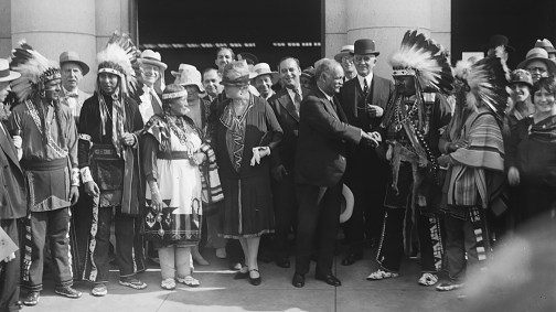 Charles Curtis com um grupo de nativos norte-americanos em 1928