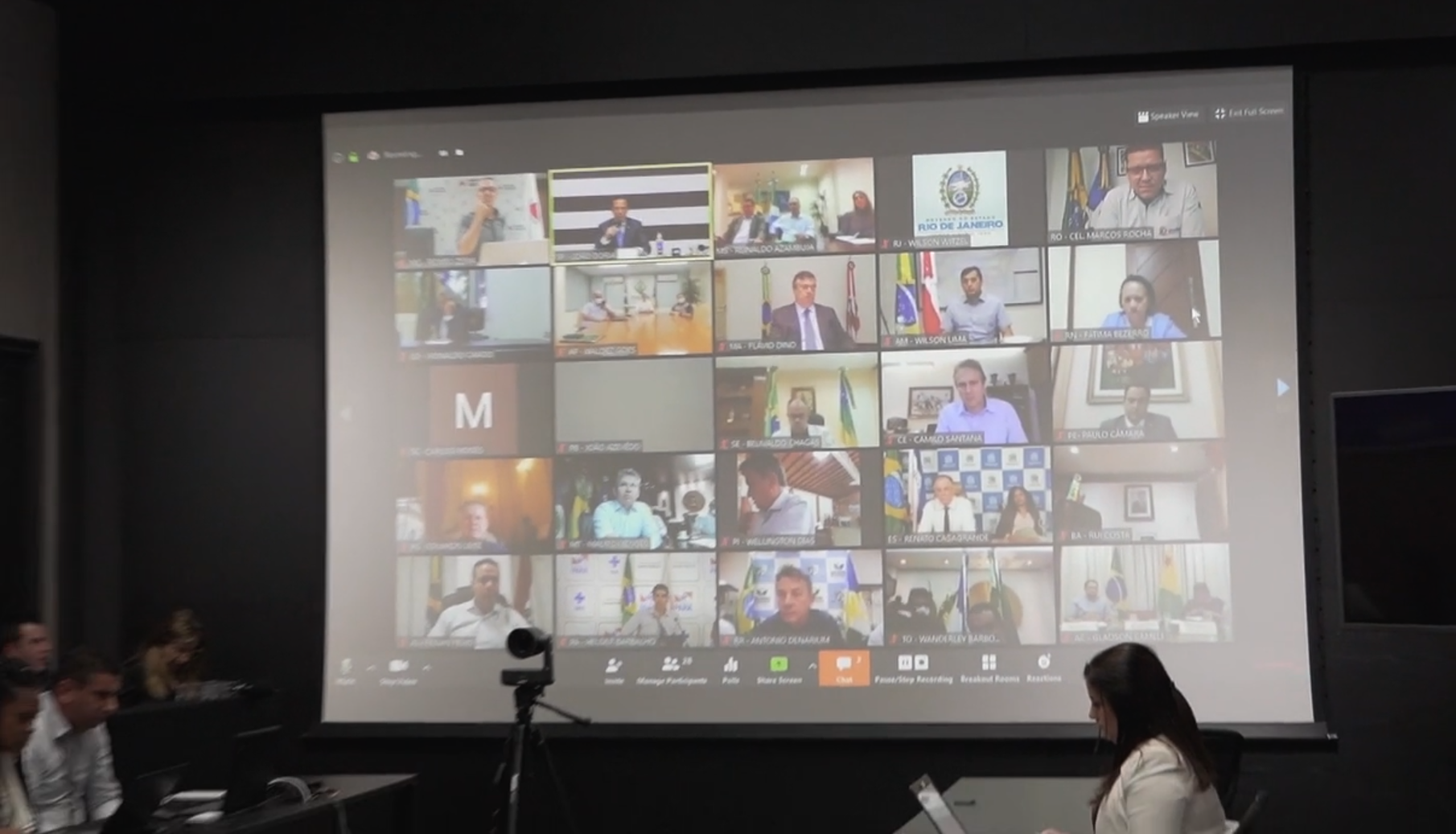 Governadores reunidos em teleconferência