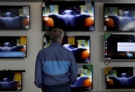 Confiança do consumidor registra queda em outubro após 4 meses de alta, aponta FGV