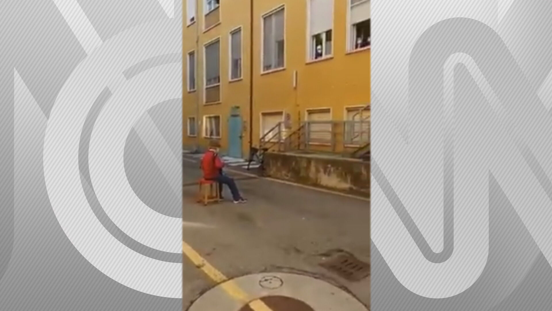 Italiano de 81 anos faz serenata para esposa internada