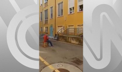 Italiano de 81 anos faz serenata para esposa internada
