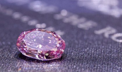 Diamante rosa muito raro é vendido por US$ 26,6 milhões em leilão em Genebra