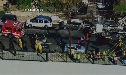 Avião de pequeno porte cai sobre carros e casa em Los Angeles, na Califórnia