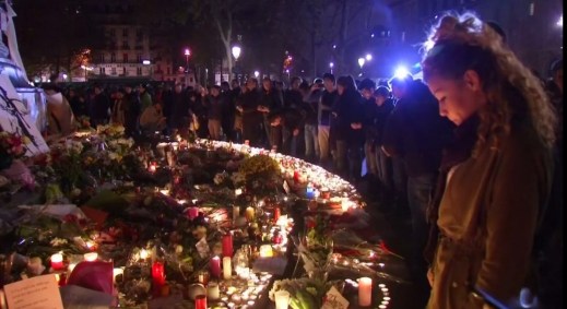 Pessoas se reúnem para homenagear vítimas de atentados em Paris
