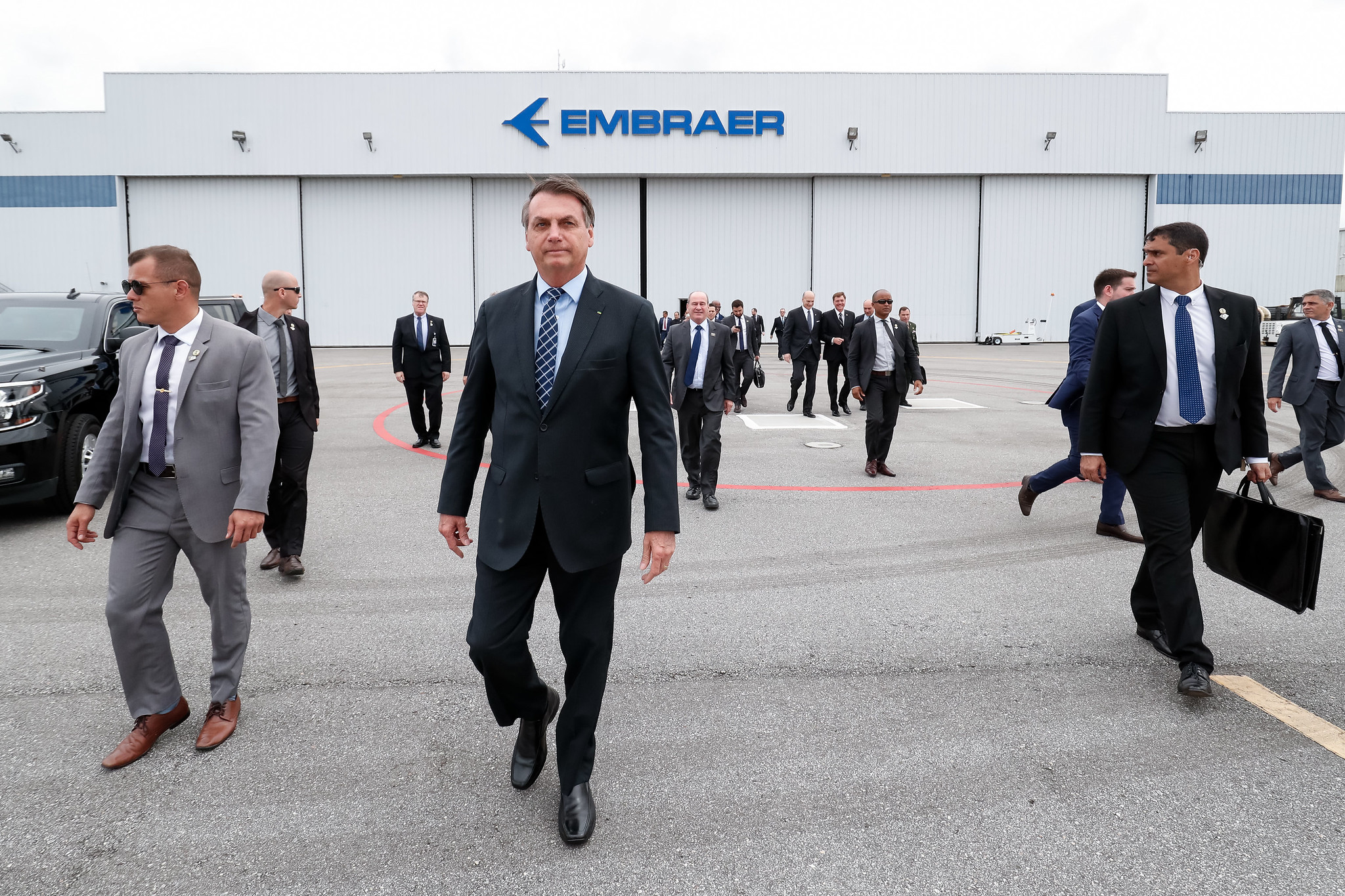 Jair Bolsonaro acompanhado por seguranças na Flórida, nos EUA
